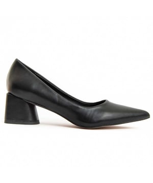 Women's heeled shoe. Comfortable fit. Cushioned insole made of natural leather. Manufactured by other brands for our brand. Approximate measurement: 4 cm heel.