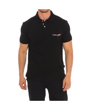 Polo Plein Sport met korte mouwen.
 Kraag met kapel.
 Halfhoge knoopsluiting.
 Korte mouwen met geribde afwerking.
 Merkopdruk op de voorkant.
 Merkbadge op de achterkant.
 Naden in toon zichtbaar.
 Samenstelling: 95% Katoen, 5% Elastaan
 Onderhoud:
Wassen op maximale temperatuur 30º.
 Strijken op lage temperatuur.
 Geen droger gebruiken.
 Geen bleekmiddel gebruiken.
 Niet chemisch reinigen.