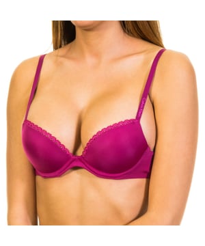 Sujetador push-up, de Calvin Klein.
Color Purpura.
Es un sujetador push-up acolchado, donde el tamaño de la almohadilla está regulado por el tamaño de la taza. 
Copas con puntilla en la parte superior.
Copas preformadas y con aros.
Nombre de la firma bordado, en uno de los tirantes.
Tirantes elásticos, regulables.
Laterales elásticos.
Cierre de corchetes en la espalda, tres posiciones.
Costuras vistas a tono.

Composición: 77% Nylon. - 23% Elastano.

Instrucciones de lavado:
- Lavar máximo a 40ºC.
- Planchar a media temperatura, máx. 110ºC.
- No permite usar secadora.
- No usar lejía.
- No admite el  lavado en seco.

Equivalencia de tallas:

UK	FR	EU	IT
30	80	65	30
32	85	70	32
34	90	75	34
36	95	80	36
38	100	85	38