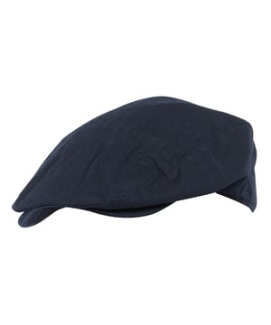 La gorra Flat Cap de lino para hombre es ideal para los veranos cálidos. Aportará un toque de estilo a cualquier conjunto de moda, al tiempo que mantendrá el sol alejado de su cabeza. Esta gorra tiene la visera cosida para completar el look de "abuelo". La visera de esta gorra está fabricada con un 47% de viscosa, un 42% de lino y un 11% de algodón. Esta gorra sólo se puede lavar a mano. Está disponible en dos colores: azul marino y crema.