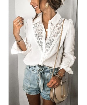 Luxueuze en stijlvolle Bloemenkant Hollow-out Splicing Gekraasd Shirt
  Kwaliteitsmaterialen
  Prachtig bloemenkant ontwerp
  Trendy hollow-out splicing
  Subtiele en verfijnde gekraaste textuur
  Perfect voor speciale gelegenheden
  Voegt een vleugje glamour toe aan dagelijkse outfits
  Beschikbaar voor vrouwen