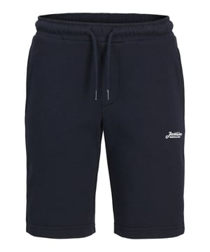 Diese Sweat-Shorts für Jungen vereinen sportlichen Stil und hohen Komfort in einem modernen Design. Der Slim Fit sorgt für eine schmale Passform, die perfekt am Körper anliegt, ohne die Bewegungsfreiheit einzuschränken. Seitliche Eingrifftaschen bieten praktischen Stauraum für kleine Schätze. Der elastische Bund mit Kordelzug garantiert eine individuelle und bequeme Passform. Ein kleiner Label-Print am linken Bein setzt einen coolen Akzent. Der weiche Stoff sorgt für ein angenehmes Tragegefühl, ideal für sportliche Aktivitäten oder entspannte Tage. Diese Shorts lassen sich vielseitig kombinieren und bieten einen lässigen Look. Perfekt für aktive Jungs, die Wert auf Stil und Bequemlichkeit legen!