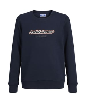 Der Jack & Jones Junior Hoodie für Jungen bietet alles, was junge Trendsetter benötigen: Komfort, Stil und Funktionalität. Mit seinem normalen Schnitt sorgt er für eine bequeme Passform, die Bewegungsfreiheit garantiert und gleichzeitig modisch aussieht. Besonders hervorzuheben ist das Futter der Kapuze, das aus dem gleichen hochwertigen Material wie der Rest des Hoodies besteht und ein angenehmes Tragegefühl vermittelt. Der Gummidruck auf der Vorderseite ist nicht nur weich im Griff, sondern verleiht dem Hoodie auch einen modernen Look. Die Langarm-Design mit gerippten Ärmelbündchen bietet optimalen Sitz und schützt vor Kälte. Die praktische Kängurutasche ist perfekt, um die Hände zu wärmen oder kleine Gegenstände sicher zu verstauen. Die Kapuze rundet das Design ab und schützt an windigen Tagen. Dieser Hoodie ist aus hochwertigen Materialien gefertigt, die für langlebigen Tragekomfort sorgen. Egal ob beim Spielen, Sport oder im Alltag – der Hoodie bietet die perfekte Mischung aus Stil und Bequemlichkeit.
