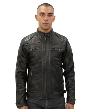 Verhoog je stijl met ons minimalistische nappaleren jack, een strak en verfijnd stuk dat de essentie van klassieke bikerjacks belichaamt met een vleugje moderne eenvoud.

Moeiteloze stijl: dit jack combineert de tijdloze uitstraling van een bikerjack met een minimalistisch design, waardoor het een veelzijdige keuze is voor elke gelegenheid.
Met diamanten gewatteerde schouders: Subtiele, met diamanten doorgestikte details op de schouders voegen een vleugje verfijning toe, terwijl de ingetogen stijl van het jack behouden blijft.
Voldoende opbergruimte: vier externe ritszakken op de borst en zijkanten bieden handige opbergmogelijkheden voor uw essentiële spullen.
YKK gecentreerde ritssluiting over de volledige lengte: De jas is voorzien van een hoogwaardige YKK gecentreerde ritssluiting over de volledige lengte voor eenvoudig aan- en uittrekken.
Kraag met korte tab: Een kraag met korte tab maakt de ingetogen look compleet en versterkt de minimalistische esthetiek van de jas.
Manchetten met knopen en gewatteerde schouderpanelen: De manchetten met knopen en gewatteerde schouderpanelen zijn stijlvolle details die het algehele ontwerp naar een hoger niveau tillen.
Verstelbare taille: Dankzij de verstelbare taille kunt u de gewenste pasvorm bereiken, waardoor zowel stijl als comfort wordt gegarandeerd.
Dit minimalistische nappaleren jack is gemaakt van 100% premium, ultrazacht nappaleer en heeft een premium polyester voering met geïntegreerde zakken. Het is een perfecte mix van klassieke en hedendaagse mode.