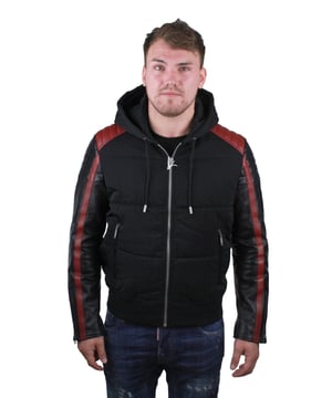 Givenchy BM00516003 001 Herenjas. Givenchy jack met capuchon. Nylon torso met rode en zwarte schouders en mouwen. Gemaakt in Italië. Rits sluiting. Zakken openen