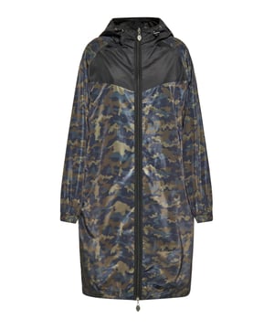 Dit outwear-stuk introduceert een sportieve windjack met camouflagepatroon en is ontworpen voor buitenactiviteiten. Met een ritssluiting over de volledige lengte en een capuchon met verstelbaar trekkoord biedt hij bescherming tegen de elementen. Elastische manchetten en een rechte zoom voegen functionaliteit toe aan deze langere jas, perfect voor slechte weersomstandigheden.  Jas