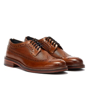 Maak kennis met deze brogue schoenen van gepolijst taankleurig leer met een unieke voering met paisleyprint. Afgewerkt met een half leren, half rubberen zool met paisleypatroon voor een stijlvol en duurzaam ontwerp.