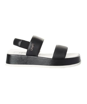 Sandalias de Liu Jo Shoes con diseño minimalista y moderno, perfectas para combinar estilo y funcionalidad en los días más cálidos.

Características:

- Sandalias de mujer con un diseño de dos tiras con detalles metálicos del logotipo de la marca.
- Sujeción trasera con elástico para un ajuste cómodo y seguro.
- Sandalias son suela de plataforma baja que ofrece un sutil realce y máximo confort.
- Fabricadas con materiales de alta calidad que garantizan durabilidad y estilo.
- Incluyen bolsas para su almacenamiento, manteniéndolas protegidas y en perfecto estado.
- Alto de la plataforma: 4 cm.

Estas sandalias de plataforma para mujer de Liu Jo combinan un diseño audaz con la comodidad necesaria para lucir increíble en cualquier ocasión, siendo la opción perfecta para quienes desean elevar su estilo con personalidad.
 Composición: Exterior: 100% Piel; Interior: Piel; Plantilla: Sintético; Suela: Goma natural
 Cuidados:
- Limpiar con un paño húmedo.
- Evitar mojarlas en exceso.
- Guardar en un lugar fresco y seco.