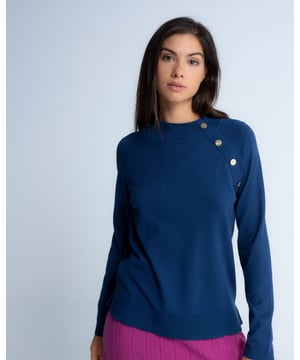 El jersey de cuello alto Miranda te acompañará todo el invierno. Gracias a su botonadura lateral y a su tono azul klein, este jersey es perfecto para combinar con otros colores y tejidos.
 
 
 
 
 
  Jersey con cuello alto. 
 
 
 
 Manga larga. 
 
 Bajo con aberturas laterales. 
 
 Acabados en rib. 
 
 Detalle en manga de 4 botones dorados.