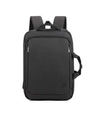 Mochila unisex. El cierre es con cremallera. Los bolsillos internos son bolsillos multifuncionales. Los bolsillos externos son dos delanteros con cremallera y uno trasero con cremallera. La bandolera es ajustable y extraíble en tejido. El asa es doble en tela y poliéster. Hay un compartimento interno. El material exterior es poliéster. Internamente está forrado en poliéster. Medidas: 32x15x47 cm. Producto de moda