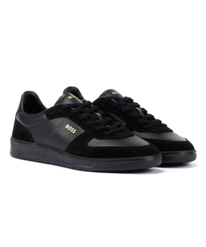 Luce un estilo refinado y de inspiración retro con las zapatillas de estilo cancha BOSS Brandon. Confeccionadas con parte superior de cuero de primera calidad con detalles de gamuza y suelas de goma duraderas, estas zapatillas están diseñadas para brindar comodidad durante todo el día con un estilo deportivo de parkour. Las zapatillas negras tienen un cuello acolchado, el logo distintivo de BOSS dorado en el costado y detalles de perforaciones sutiles para un look casual impecable. Ponte estas zapatillas versátiles para lograr un look elegante pero relajado.