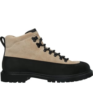 Boots der Marke Blackstone. In der Farbe TRAVERTINE. Hergestellt aus Suede mit einem Futter aus Sheepskin. Dieser Schuh ist mit einer Profile Sohle gefertigt.