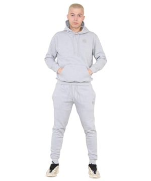 MYT Heren trainingspak met capuchon en capuchon. MYT-borduurlogo op borst en linkerbeen. Fleece met borstelrug. Met geribbelde taille, manchetten en capuchon met trekkoord. Hoodie met kangoeroezakken. Slim-fit joggingbroek met 2 zakken. Elastische taille met trekkoord.