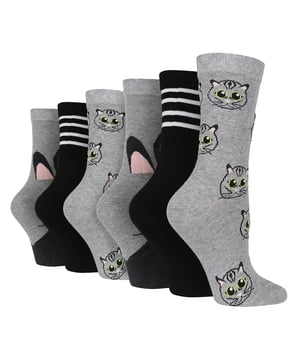 Ben je op zoek naar een cadeau voor de dierenliefhebber in je leven? Zoek niet verder dan deze Wild Feet DamesKatoen Rich Sokken! Met een scala aan nieuwe dierenpatronen zijn ze het perfecte cadeau voor iedereen die graag wil pronken met zijn passie voor harige vrienden. Ervaar veel comfort en ademend vermogen met deze Wild Feet-sokken, gemaakt van zachte en ademende katoenvezels . Deze sokken zijn perfect om de hele dag te dragen en zorgen ervoor dat je voeten de hele dag fris en comfortabel blijven. Elke 3-pack bevat een mix van drie leuke en speelse ontwerpen, met een reeks nieuwe dierenmotieven die perfect zijn voor elke gelegenheid. Of je nu boodschappen doet, werkt of gewoon thuis aan het salonn bent, deze sokken houden je voeten gegarandeerd comfortabel en stijlvol. Kies uit een verscheidenheid aan leuke en speelse ontwerpen, waaronder schattige konijnen, sluwe vossen, knuffelige katten, kleurrijke papegaaien, speelse teckels en zoemende bijen, en meer! Deze sokken zijn verkrijgbaar in verschillende kleuren, dus je vindt zeker de perfecte match voor elke outfit. Wild Feet is een assortiment sokken met coole ontwerpen, schattige motieven en eigenzinnige slogans - van mopshonden en pinguïns, tot leeuwen en lama's! - Kies uit een reeks stijlen voor heren en dames, van enkel- tot sportsokken. Er zijn zelfs enkele sportieve stijlen beschikbaar! Ze zijn 6 paar per verpakking en worden geleverd in één maat Dames 37-42 EU. Ze zijn gemaakt van 61% katoen, 34% polyamide, 3% polyester, 2% elastaan ​​en zijn machinewasbaar.