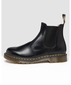 Die Original DM's Chelsea-Boots. Der 2976 stammt aus den 70er Jahren und hat ein langjähriges Erbe von Musik und Chaos. Hier kehrt die klassische Silhouette in glattem Leder zurück, verstärkt mit gelben Sohlennähten und einer signierten AirWair-Fersenschlaufe. Die Chelsea-Boots sitzen auf einer robusten Luftpolstersohle, wie seit jeher.  
Der 2976 ist die robuste Docs-Version des klassischen Chelsea-Boots. Seit den 70ern hergestellt, ist glattes Leder strapazierfähig und berühmt für seine Langlebigkeit; es kann poliert oder absichtlich abgerieben werden. Es liegt an dir. Goodyear-genähte Linien sind bei 700 °C hitzeversiegelt und mit dem charakteristischen DM-Sohlennähe verstärkt.