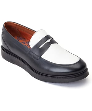 Een eigentijdse kijk op de klassieke stijl. De Sid Combo loafer van Base London heeft contrasterende leren panelen voor een opvallende toevoeging aan je outfit. Compleet met Ortholite voetbed en een sleehakzool is de Sid je stijlvolle compadre voor dit seizoen.