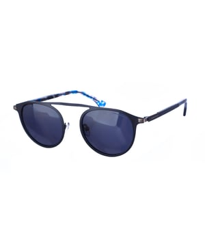 Gafas de sol Armand Basi con montura de metal.
 Color Azul marino
 Forma ovalada.
 Lentes de color Negro
 Patillas en acetato.
Nombre de la marca grabado en la lente y en la patilla.
 100% Protección UV. 
 Incluye una funda de tela de protección.
Los colores reales del producto pueden variar ligeramente con respecto a los colores que muestra su monitor.
 
 Medidas  Ancho lente: 51 mm. Puente: 20 mm. Patillas: 145 mm.
 
 Limpiar las gafas con agua y jabón (neutro).
 - No utilice paños sucios o abrasivos, que puedan alterar las características de los filtros.
 - Utilice solo accesorios y repuestos originales.