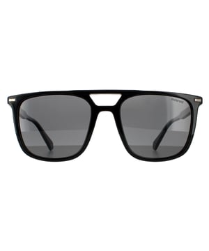 Polaroid Rectangle Mens Black Grey Polarized Sunglasses Polaroid ist eine maskuline, rechteckige Sonnenbrille aus leichtem Kunststoff mit Doppelsteg und Polaroid-Branding an den schmalen Bügeln.