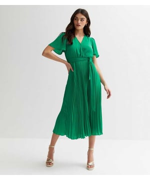 Un look femenino y clásico en tu guardarropa con este vestido verde, que se adapta tanto a tu estilo informal como a todas esas ocasiones especiales. Con detalles plisados ​​y un lazo en la cintura con mangas cortas acampanadas, este vestido midi es el vestido más necesario para el próximo cambio de guardarropa. Combínalo con unos tacones de tiras y un bolso para un look perfecto del día.