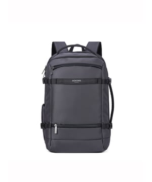 Mochila unisex. El cierre es con cremallera. Los bolsillos internos son uno con cremallera y otro abierto. Los bolsillos externos son dos delanteros con cremallera y uno trasero abierto. Falta la correa para el hombro. El asa es de tela. Hay dos compartimentos internos. El material exterior es poliéster. Internamente está forrado en poliéster. Medidas: 32x15x48 cm. Producto de moda