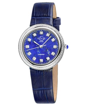 Die Blue Lapis Healing Dial ist ein uhrmacherisches Wunderwerk aus dem Herzen von Arezzo, wo altehrwürdige Handwerkskunst auf Naturwunder trifft. Das sorgfältig aus feinstem Lapislazuli gefertigte Zifferblatt besticht durch seine himmlischen Blautöne, die an den toskanischen Himmel erinnern, der diese bezaubernde Stadt umhüllt.
Das luxuriöse Zifferblatt mit seinen Farbverläufen zeigt die Kunstfertigkeit der Handwerker von Arezzo und spiegelt die Kreativität und Lebensfreude in den alten Straßen der Stadt wider. Während die Zeiger anmutig gleiten, wird jeder flüchtige Moment zu einem Wandteppich des Staunens, der die zeitlose Schönheit der historischen Schätze von Arezzo heraufbeschwört.
Doch dieser exquisite Zeitmesser geht über die reine Ästhetik hinaus, denn er kanalisiert die heilenden Energien des Lapislazuli, der seit Jahrhunderten von Mystikern und Gelehrten gleichermaßen verehrt wird. Diesem prächtigen Stein werden außergewöhnliche Kräfte zugeschrieben, die seinem Träger ein Gefühl des inneren Friedens, der Selbsterkenntnis und der spirituellen Erleuchtung vermitteln.
Der Blue Lapis Healing Dial ist mit der Essenz von Arezzo durchdrungen und dient als Kanal für die transformativen Energien der Stadt, die Sie auf eine Reise des persönlichen Wachstums und Gleichgewichts einladen. Nehmen Sie die tiefe Weisheit dieses Steins an und erleben Sie seine sanfte Berührung, während Sie die Pfade der Zeit durchqueren.
Lassen Sie sich von der bezaubernden Anziehungskraft des Blue Lapis Healing Dial auf eine Reise durch die Zeit mitnehmen, bei der sich die Essenz des Erbes von Arezzo nahtlos mit dem immer fließenden Fluss der Zeit verbindet. Erhöhen Sie Ihre Existenz und feiern Sie die harmonische Verbindung von Kunst, Geschichte und Naturwunder, verkörpert in diesem uhrmacherischen Meisterwerk aus dem Herzen von Arezzo. Lassen Sie sich von der kraftvollen Aura des Lapis Lazuli verzaubern und begeben Sie sich auf eine tiefgreifende Reise der Selbstentdeckung, geleitet vom Geist dieser herrlichen Stadt.

GV2 13300 Womens Arezzo Schweizer Diamantuhr

GV2 Damenuhr mit Schweizer Diamanten aus der Arezzo Kollektion
33 mm rundes 316L-Edelstahlgehäuse, Lünette mit Diamantschliff
Blaues Lapis-Zifferblatt, 12 Diamanten
Push Pull Krone mit blauem Lapis Cabochon
Echtes italienisches blaues handgefertigtes Lederarmband mit Dornschließe
Antireflektierendes Saphirglas
Wasserdicht bis 50 Meter/5ATM
Schweizer Quarz-Uhrwerk Ronda 763