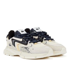 La zapatilla deportiva L003 Neo de Lacoste combina una estética llamativa con detalles deportivos. Presenta un estilo atrevido pero con detalles técnicos adicionales, que incluyen una combinación de materiales de primera calidad, una suela duradera con forma de cuña y características ergonómicas. Esta zapatilla deportiva moderna muestra la marca tradicional de Lacoste, incluido el famoso símbolo del cocodrilo en el lateral.