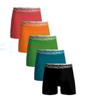 De Boxershorts/Onderbroeken van Muchachomalo zitten als gegoten en zijn gemaakt van hoogwaardig katoen. Een zachte elastische logotailleband van microvezelstof zorgt voor extra comfort. Specificaties •	Normale Pasvorm •	Vlakke gestikte naden voor extra comfort •	Zachte Waistband met het Muchachomalo Logo Onderhoud •	Wassen op 30 graden •	Niet in de droger •	Strijken op matig warme stand (2 stippen) Waarom Muchachomalo? Muchachomalo werkt alleen met fabrieken die BSCI en OEKO-TEX gecertificeerd zijn. Deze fabrieken hebben als doel arbeidsomstandigheden continu te verbeteren. Zij strijden voor het recht op het vormen van een vakbond, veilige werkomstandigheden en zijn tegen dwang- en kinderarbeid. Ook stellen zij consumenten en bedrijven in staat om zelf verantwoordelijke beslissingen te nemen die onze planeet beschermen voor de toekomstige generaties.