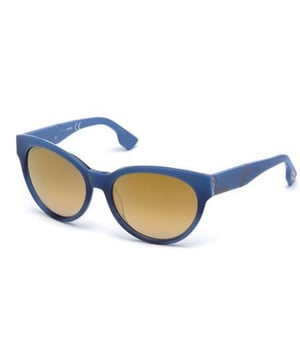 Sonnenbrille mit Acetatrahmen.  
Farbe blau.  
Oval geformt.  
Gelbe Gläser mit Spiegeleffekt.  
Patillas aus Acetat in Abstimmung mit dem Markennamen in Bargeld.  
100% UV-Schutz.  
entspiegeltes Glas.  

Es beinhaltet: Alle unsere Produkte werden in dem originalen Etui versendet, das Zertifikate für die Echtheit und Garantie enthält.  
Maße:  
Höhe des Glases: 46 mm.  
Glasbreite: 56 mm.  
Nasensteg: 17 mm.  
Bügel: 135 mm.  
Es beinhaltet: Alle unsere Produkte werden in der originalen Verpackung versendet, die Zertifikate für die Echtheit und Garantie enthält.  
Zusammensetzung: Acetat  
Pflege:  
Reinigung und Wartung:  
- Reinigen Sie die Brille mit Seife und Wasser.  
- Verwenden Sie keine schmutzigen oder abrasiven Tücher, die die Eigenschaften der Filter verändern können.  
- Verwenden Sie nur originale Zubehörteile und Ersatzteile.  