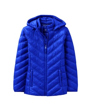 Bring on the breeze in our new quilted jacket. Finished with a detachable toggle hood and our crossed oars printed on the chest, this lightweight coat is the perfect layering piece. Partner with your favourite knit and a pair of jeans for easy-going style. Just the thing for bright but chilly days.