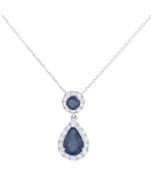 9K (375) witgoud: 1,38 gram; # Diamant: 0,18 ct; # Saffier: 0,78 ct; # Afmeting: 1,75 cm x 0,74 cm
