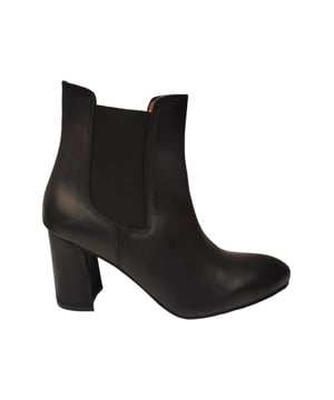 Botin liso con elastico en los laterales puntera semi de pico
