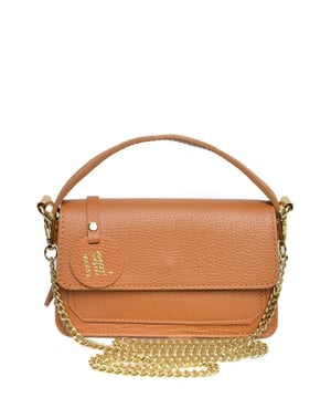 Bolso cruzado  
100% cuero de vaca  
Cierre magnético en la parte frontal  
Dimensiones: 12x19x6 cm  
Asa: 24 cm  
Correa de hombro ajustable: 110 cm