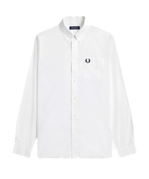 Color: Blanco 100 Mangas: Larga Escote: Cuello camisero Detalles: Logo bordado en el frente Largo: Normal Corte: Regular Cierre: Botones