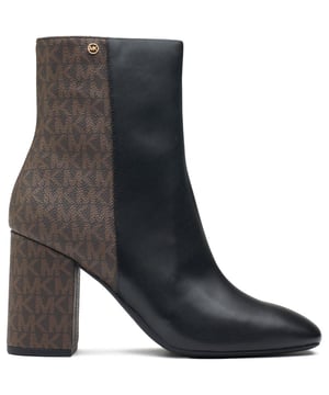 Luce con estilo con estas botas de tacón bajo de tobillo Michael Kors Hazel Flex, que combinan el diseño tradicional de Mk con una sofisticación contemporánea y un chic elegante. Este distintivo básico está hecho de materiales de alta calidad y cuenta con una suela de goma delgada y un robusto tacón bloque para mayor agarre y altura, sin sacrificar un aspecto de moda. Totalmente forradas y adornadas con la icónica marca dorada de Mk, estas fabulosas botas presentan un cierre de cremallera en el interior y una silueta elegantemente diseñada.
