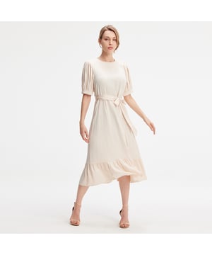 Een lichte en minimalistische look, perfect voor het middenseizoen. Deze jurk is gestructureerd met een brede ruche aan de onderkant van de jurk, een toegevoegde riem om de grootte en afgeknopte mouwen te onderstrepen. Geschikt voor vele gelegenheden en gemakkelijk gecombineerd met blazers en jassen. Te dragen zonder moderatie.
 
Productdetails:
 • Formulier: uitlopen
 • Lengte: 119 cm
 • Ronde kraag
 • Korte mouwen
 • Zippercentrum terug