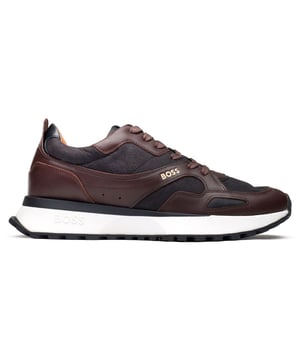 Dale un toque de lujo a tu look deportivo con las zapatillas Jonah Runn de BOSS. Presentan una llamativa parte superior de cuero y nobuk marrón, ojales invisibles, un panel de talón acentuado, un logotipo característico en el lateral y un diseño de inspiración retro con un toque moderno. Esta zapatilla deportiva de estilo running está rematada con una plantilla Ortholite acolchada, un cuello acolchado y una suela exterior de goma resistente y gruesa.