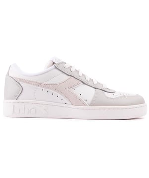 Een hofklassieker. Diadora's Magic Basket Low-sneaker heeft het 80e basketbal-geïnspireerde ontwerp met straatwaardige, stedelijke sfeer. Het gladde bovenwerk van suède en leer wordt geaccentueerd met het onmisbare. iconische branding en logo's. terwijl een schokabsorberende tussenzool je voeten de hele dag comfortabel houdt.