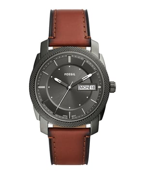 This Fossil Machine Analogue Watch for Men is the perfect timepiece to wear or to gift. It's Gun 42 mm Round case combined with the comfortable Brown Leather watch band will ensure you enjoy this stunning timepiece without any compromise. Operated by a high quality Quartz movement and water resistant to 5 bars, your watch will keep ticking. Elegant and fashionable watch that is suitable for the daily life of every Men. This Analogue watch has a calendar function: Day-Date High quality 21 cm length and 22 mm width Brown Leather strap with a Buckle Case diameter: 42 mm,case thickness: 11 mm, case colour: Gun and dial colour: Grey