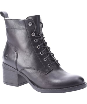 De Harriet Boot ziet er geweldig uit met zijn klassieke uiterlijk en dikke hak, en dankzij de zachte voering van omgekeerd lam en het memory foam aan de binnenkant voel je je de hele dag geweldig.
