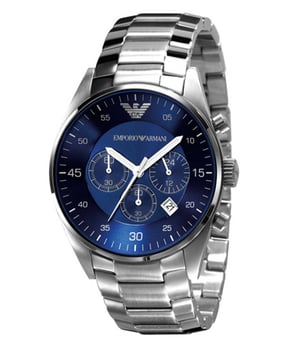 PRODUCT INFO Diameter behuizing: 43mm Materiaal behuizing: Roestvrij staal Waterbestendig: 50 Meter Beweging: Quartz (Batterij) Kleur wijzerplaat: Blauw Materiaal band: Roestvrij staal; Sluiting Type: Geslacht: Mannelijk BESCHRIJVING Emporio Armani herenhorloge van roestvrij staal. Dit model heeft een ronde wijzerplaat compleet met chronograaffuncties en een Japans Quartz uurwerk.&nbsp; Dit horloge wordt vastgemaakt met een roestvrijstalen metalen armband en heeft een blauwe wijzerplaat met zilverkleurige baton uurmarkeringen en zilverkleurige wijzers met een datum.