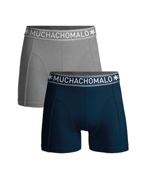 Los bóxers/calzoncillos Muchachomalo se ajustan como un guante y están hechos de algodón de alta calidad. Una suave cinturilla elástica con logotipo hecha de tejido de microfibra proporciona mayor comodidad. Especificaciones • Ajuste normal • Costuras planas para mayor comodidad • Pretina suave con el logo de Muchachomalo Mantenimiento • Lavar a 30 grados • No secar en secadora • Planchar a fuego medio (2 puntos) ¿Por qué Muchachomalo? Muchachomalo sólo trabaja con fábricas certificadas BSCI y OEKO-TEX. Estas fábricas tienen como objetivo mejorar continuamente las condiciones laborales. Luchan por el derecho a formar un sindicato, condiciones de trabajo seguras y están en contra del trabajo forzoso e infantil. También permiten a los consumidores y a las empresas tomar decisiones responsables que protejan nuestro planeta para las generaciones futuras.