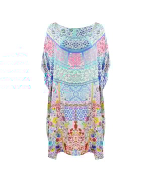Laat je stijl zien met de Inoa veelkleurige kaftan. De klassieke stijl en flatterende print maken het tot een tijdloos kledingstuk voor je garderobe. Gemaakt van luxe stof, waarmee je bij elke slijtage een statement maakt. Maak een statement in stijl! 100% Zijde, Multi Color Design Pullover, Strandkleding, Bloemenpatroon Dit artikel is geschikt voor de maten UK 8- UK 14 Productstijl: Martinique 12004 Korte Kaftan