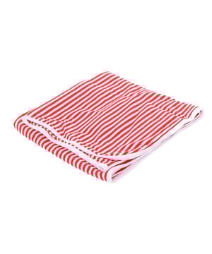 Baby blanket Babidu.
 Color Red-white
 Blanket with soft and thermal fabric.
 Seams seen in tone.

 Composition: 100% Cotton

 Wash at maximum temperature 40º
 -Do not use bleach
 -Support iron
 -Tumble dry low
 Composition: 100% cotton
 Care:
Wash at maximum temperature 40º
 -Do not use bleach
 -Accepts iron
 -Dry at low temperature