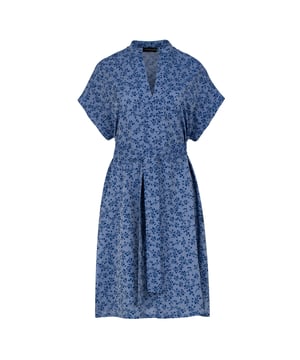 Deze blauwe zomerjurk met bloemenprint in denimstijl is gemaakt van geweven viscose. Het is mouwloos en heeft een boord bij de armsgaten in dezelfde stof. Het heeft een mandarijnkraag van 2 cm en een sluiting van 4 cm bij de halslijn aan de voorkant om een V-vorm te creëren. Aan elke kant zit een binnenzak. De jurk heeft grote splitten van 20 cm aan elke kant. De jurk kan worden gedragen met de riem of zonder als u een meer ontspannen zakjurkstijl wilt creëren. De riem in dezelfde stof is inbegrepen. Dit kledingstuk is gestyled in een recht los silhouet.
