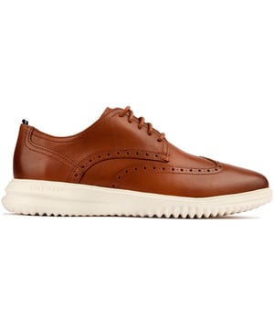Luce elegante y siente la comodidad con los zapatos Grand+ Wingtip de Cole Haan. Confeccionadas en piel lujosa con detalles brogue clásicos, estas puntas con cordones se realzan con la entresuela de EVA que amortigua cada paso. La plantilla moldeada reconforta tus pies mientras que la suela de goma proporciona tracción. Sumérgete en la sofisticación y camina erguido con lo mejor de Cole Haan.