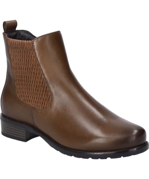 Mit dem Modell Chiara 02 präsentiert JOSEF SEIBEL eine Stiefelette, die nicht nur durch ihre Farbe in Cognac besticht, sondern auch durch ihren unvergleichlichen Tragekomfort und ihre hochwertige Verarbeitung. Als Teil der Produktlinie Josef Seibel, die für modernen Komfort und Perfektion in Passform und Funktion steht, bietet dieser Damenschuh eine perfekte Symbiose aus traditioneller Handwerkskunst und zeitgemäßem Design. Die Chiara 02 ist aus feinstem Nappa-Rindsleder gefertigt und überzeugt durch ihre warm gefütterte Innenausstattung aus Textil, die besonders in den Wintermonaten für behagliche Wärme sorgt. Dank der herausnehmbaren und wechselbaren Textil-Innensohle ist es zudem möglich, ein eigenes orthopädisches Fußbett zu verwenden, um den individuellen Bedürfnissen gerecht zu werden. Die braune Sohle aus TR (Thermoplastischer Kautschuk) zeichnet sich durch ihre gute Rutschfestigkeit, lange Haltbarkeit und Leichtigkeit aus. Mit einem angenehmen Blockabsatz von 3 cm Höhe ermöglicht die Stiefelette ein bequemes Gehen bei diversen Freizeitaktivitäten im Outdoor-Bereich. Der praktische Reißverschluss erleichtert das An- und Ausziehen. Besonders hervorzuheben ist die Fertigungsart AGO, die eine leichte und formbeständige Machart darstellt. Hierbei wird das Obermaterial des Leders mit der Unterseite der Innensohle verklebt, bevor die Laufsohle aufgeklebt wird, was zu einer langlebigen Qualität führt. Als Teil unserer Philosophie steht diese Stiefelette für Slow Fashion, die Wert auf Langlebigkeit und Nachhaltigkeit legt. Mit der Chiara 02 von JOSEF SEIBEL erwirbst du nicht nur einen Schuh, mit dem du durch den Alltag spazieren, sondern auch besondere Momente erleben kannst.