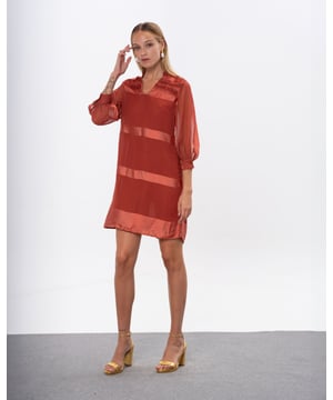 El Vestido Teja Carolina es ideal para los días de otoño. Su diseño de rayas y mangas largas añaden un toque moderno y elegante a cualquier look. Combínalo con tacones y accesorios dorados para un estilo sofisticado.
 
 
 
 Vestido corto.
 
 Detalle de jaretas en hombros.
 
 Manga por debajo del codo.
 
 Tejido con textura de rayas satinadas.