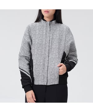Zowel ontspannen als verfijnd, deze jas is een hybride die comfort perfect combineert en sportoutfits snijdt voor de verfijning van high-end materialen. Ze draagt ​​een zilveren jacquard met gevlochten effecttextuur en een cut -off op de armen en rug. Volledig gevoerde satijnen voering, metalen rits aan de voorkant en zakken aan de zijkant/voorkant.

Productdetails:
Vorm: los
Lengte: 75 cm
Lange mouwen
Hoge kraag
Metalen zip midden front
