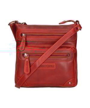 Bolso bandolera para hombre. El cierre es con botón magnético. Los bolsillos internos son uno con cremallera. Los bolsillos externos son dos delanteros con cremallera y uno trasero con cremallera. La bandolera es ajustable en piel. Falta el mango. Hay un compartimento interno. El material exterior es auténtica piel de vacuno. Internamente está forrado en poliéster. Medidas: 22x23x5 cm. Producto de moda