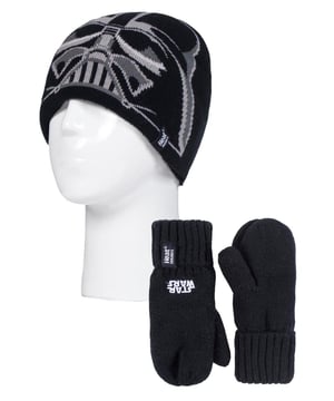 Spüren Sie auch schon, dass es draußen kühl wird? Wenn Sie auf der Suche nach Winteraccessoires für die ganze Familie sind, dann können Sie sich darauf verlassen, dass Heat Holders Sie warm und kühl hält. Diese Mützen- und Fäustlingssets sind eine gute Wahl, wenn Sie Wärme und Stil in einem Paket suchen. Mit Designs von Star Wars, Spiderman und The Hulk können Sie sicher sein, dass Ihre Kinder ihre Winteraccessoires gerne anziehen werden. Die Mütze ist mit weichem Fleece gefüttert, um die warme Luft am Kopf zu halten. Die Außenseite ist flach gestrickt und besteht aus Heat Holders Garn, das ebenfalls als Barriere gegen die kalte Luft wirkt und den Kopf Ihres Kindes länger warm hält. Die Fäustlinge haben die gleiche Fleece-Innenseite, die die warme Luft in der Nähe der Hände hält, ohne dass man mit den Fingern herumfummeln muss, um sie an die richtige Stelle zu bringen. Sie sind auch für jüngere Kinder leicht zu handhaben und halten die Wärme dennoch sehr gut fest. Dieses Mützen- und Fäustlingsset ist für Kinder im Alter von 3 bis 6 Jahren geeignet. Sie können zwischen drei verschiedenen Designs wählen: Spiderman, The Hulk und Darth Vader.